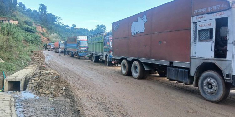 पृथ्वी राजमार्गमा दुईतर्फी नै चल्न थाले गाडी