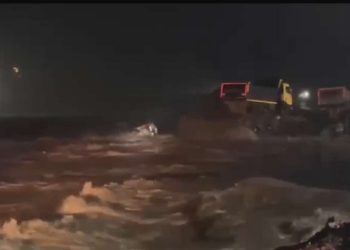 त्रिशुली नदीले बगायो दुईवटा टिपर, एक-एकवटा जिसिबी र स्काभेटर