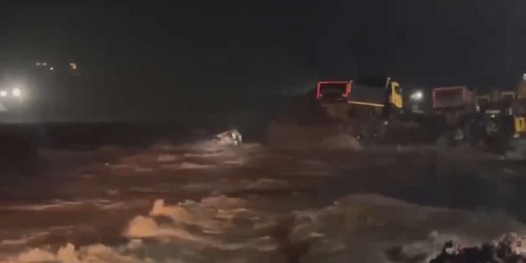 त्रिशुली नदीले बगायो दुईवटा टिपर, एक-एकवटा जिसिबी र स्काभेटर