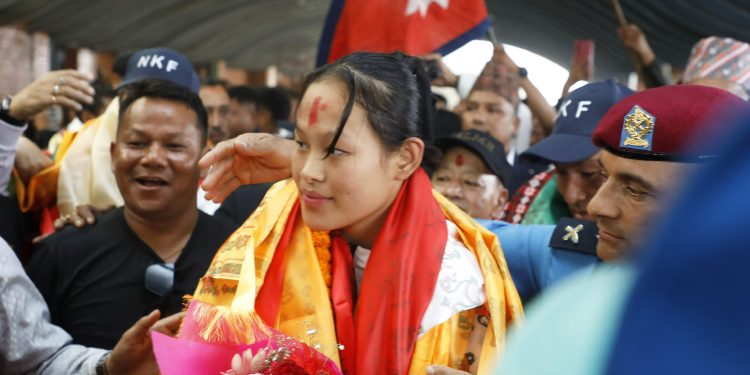 ऐतिहासिक रजत पदक जितेकी एरिकालाई त्रिभुवन विमानस्थलमा भव्य स्वागत