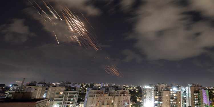 इरानद्वारा इजरायलमा १ सय ८० ब्यालेस्टिक मिसाइल प्रहार