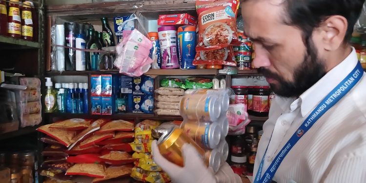 काठमाडौंका १३० वटा पसल अनुगमन, २२ वटामा भेटिए म्याद गुज्रिएका सामान