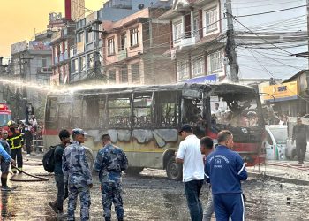 सातदोबाटोमा यात्रुवाहक बसमा आगलागी