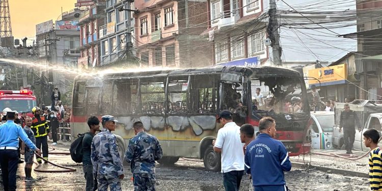 सातदोबाटोमा यात्रुवाहक बसमा आगलागी