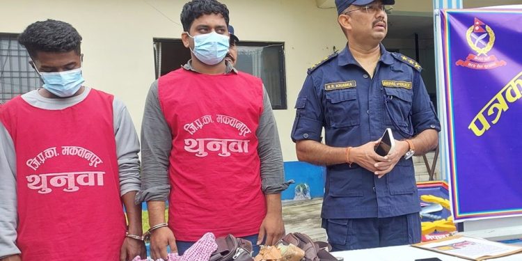 आठ किलो सुनसहित दुई भारतीय पक्राउ