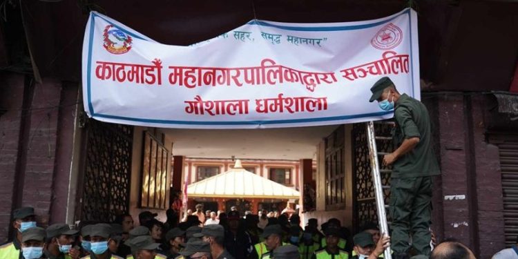 गौशालाको धर्मशालामा काठमाडौँ महानगरले राख्यो बोर्ड