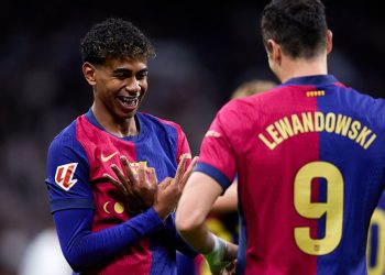 रियल मड्रिड बार्सिलोनासँग ४–० ले पराजित