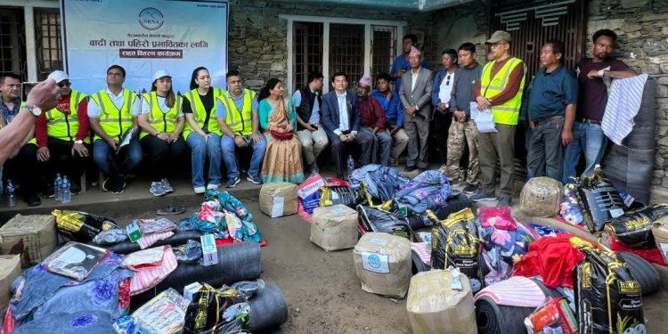 एनआरएनएद्वारा दक्षिणकाली र सिस्नेरीका बाढी तथा पहिरो प्रभावित १२० परिवारलाई राहत वितरण