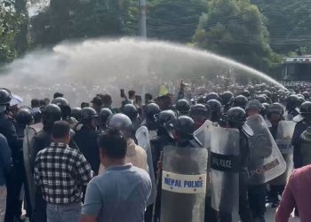 झडपपछि प्रहरीले हान्यो अश्रुग्यास र पानीको फोहोरा