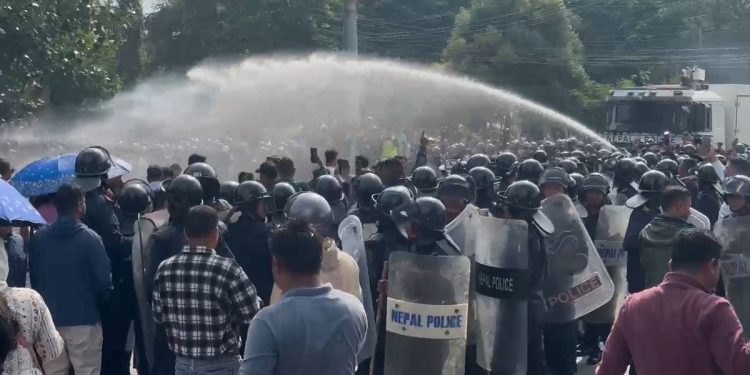 झडपपछि प्रहरीले हान्यो अश्रुग्यास र पानीको फोहोरा