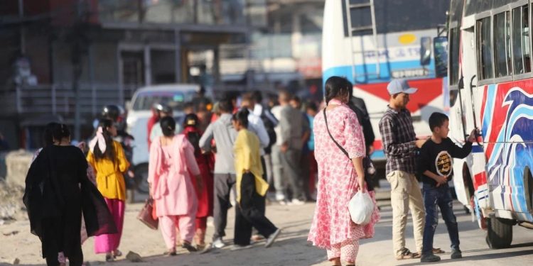 दशैं मानेर काठमाडौं फर्कन थाले सर्वसाधारण