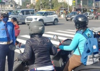 ‘नो हर्न’ अभियान प्ले कार्ड मार्फत सचेतना जगाउँदै ट्राफिक प्रहरी