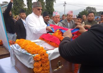 गण्डकी प्रदेशसभाकी सदस्य गौचनलाई राष्ट्रिय झण्डा ओढाएर श्रद्धाञ्जली