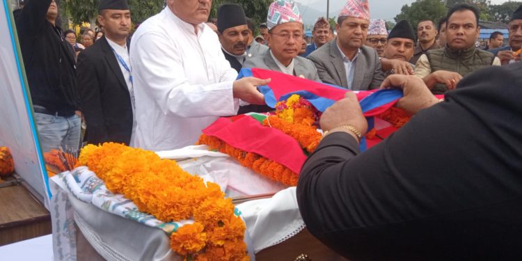 गण्डकी प्रदेशसभाकी सदस्य गौचनलाई राष्ट्रिय झण्डा ओढाएर श्रद्धाञ्जली