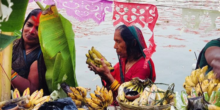 उदाउँदो सूर्यलाई अर्घ्य अर्पणसँगै सकियो छठ