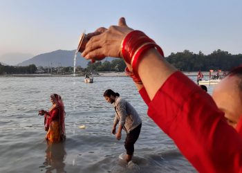 अस्ताउँदो सूर्यलाई दिइयाे अर्घ्य (तस्वीरहरू)