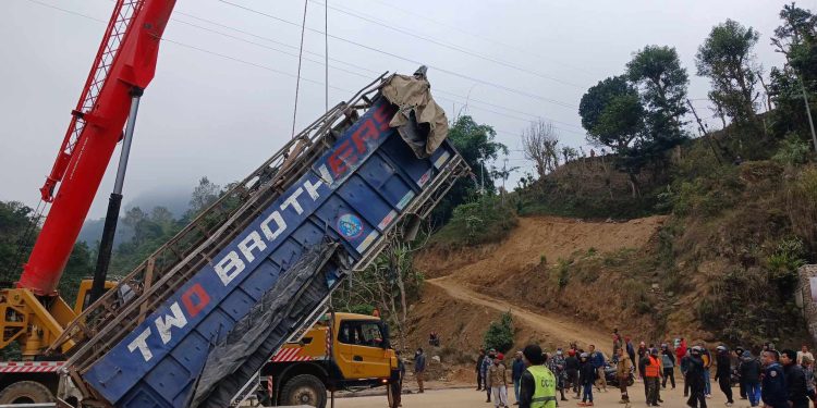 तनहुँको आँबुखैरेनीमा ट्रक दुर्घटना, दुई जनाको मृत्यु