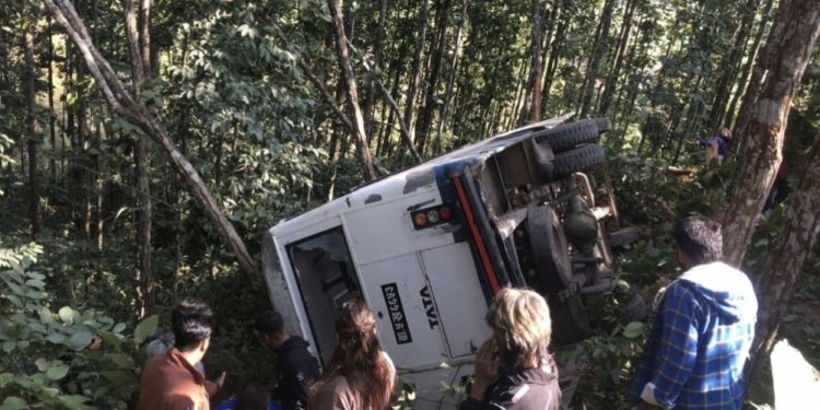 मकवानपुरको बकैयामा बस दुर्घटना, २२ जना घाइते