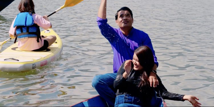 अस्मिताको ‘जाऊ हिँड पोखरा’ मा मुकुन्द र सरिताको रोमान्स ( भिडियो )