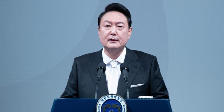 दक्षिण कोरियामा सैन्य शासन घोषणा