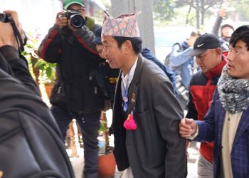 खानेपानी माग्दै हर्क साम्पाङ सिंहदरबारमा, रित्तो गाग्री प्रहरीले लग्यो