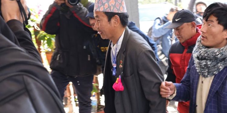 खानेपानी माग्दै हर्क साम्पाङ सिंहदरबारमा, रित्तो गाग्री प्रहरीले लग्यो