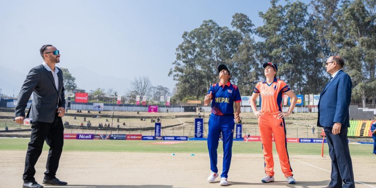 महिला टी- २०ः नेदरल्याण्डसविरूद्ध बलिङ गर्दै नेपाल