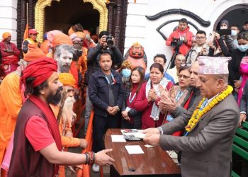 बाटो खर्च दिएर बिदाइ गरियो साधुसन्तको