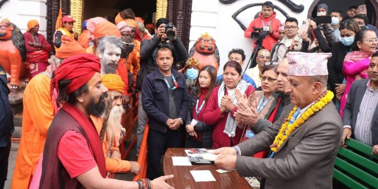 बाटो खर्च दिएर बिदाइ गरियो साधुसन्तको