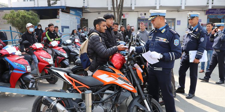 हराएका २० वटा मोटरसाइकल ट्राफिक प्रहरीले सम्बन्धित धनीलाई बुझायो