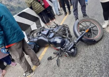 डिभाइडरमा मोटरसाइकल ठाक्किँदा त्रिशुलीमा खसे चालक