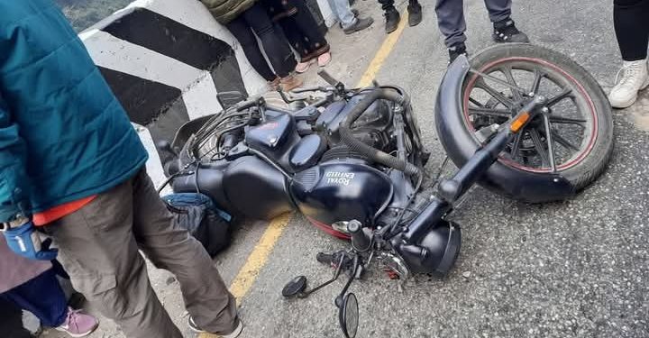 डिभाइडरमा मोटरसाइकल ठाक्किँदा त्रिशुलीमा खसे चालक