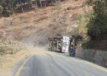 धुलिखेलमा बस दुर्घटना, १७ जना घाइते