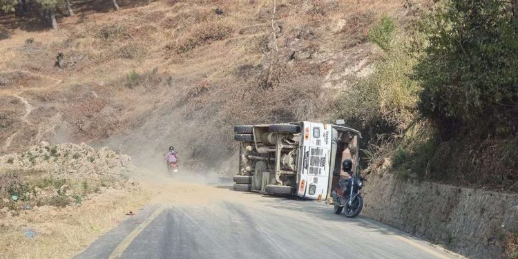 धुलिखेलमा बस दुर्घटना, १७ जना घाइते