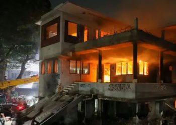 बंगलादेशमा फेरि हिंसा, प्रदर्शनकारीले जलाए शेख मुजिबुरको घर
