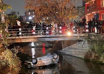 धोबिखोलामा खस्यो कार