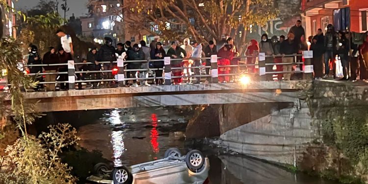 धोबिखोलामा खस्यो कार