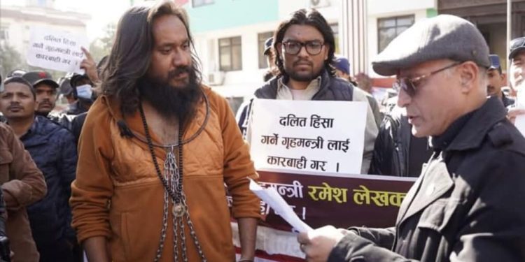 गृहमन्त्रीलाई कारवाही माग गर्दै कांग्रेस कार्यालयमा दलित अधिकारकर्मीको प्रदर्शन