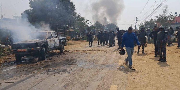 प्रेम विवाहको विवाद झडपमा परिणत, प्रहरीको गाडी जलाइयो, २० जना घाइते