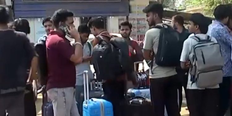 केआईआईटी विश्वविद्यालयले रेल ट्रेन स्टेसन र विमानस्थलमा छाडेपछि नेपाली विद्यार्थी अलपत्र