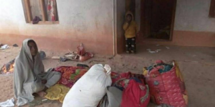 मलामी नपाउँदा आँगनमै शव कुर्दै प्रकाश