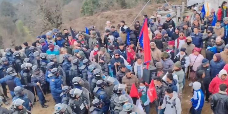 ताप्लेजुङको पाथीभरा क्षेत्रमा फेरि तनाव, एक दर्जन बढी घाइते(भिडियो)