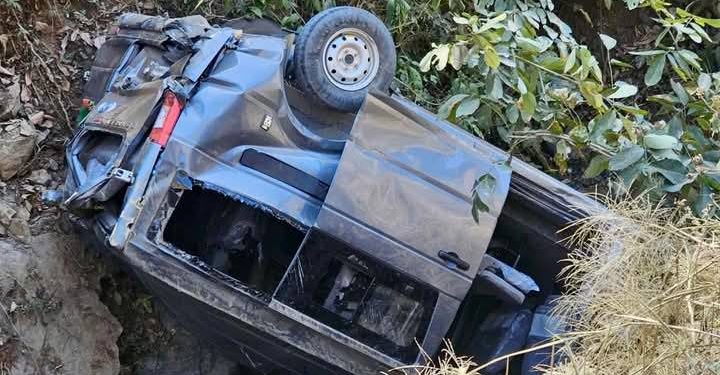 मनकामना मन्दिर दर्शन गरेर फर्कँदै गरेका यात्रु सवार माइक्रो बस दुर्घटना