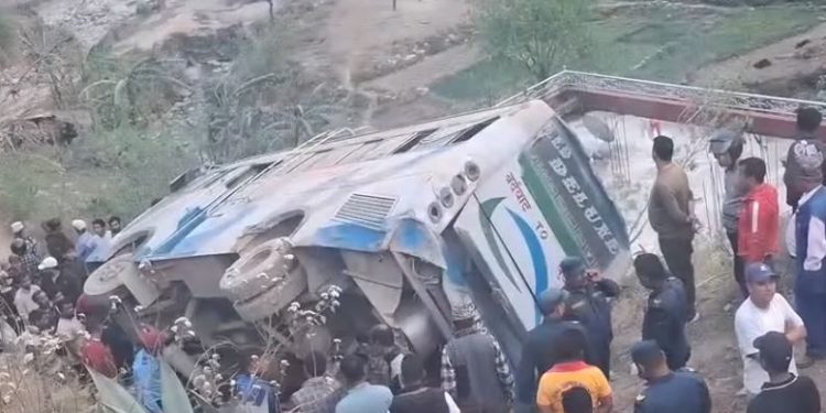 अर्घाखाँची बस दुर्घटना हुँदा ४ जनाको मृत्यु