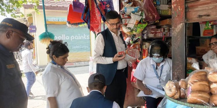 घरेलु कार्यालय रुपन्देहीद्वारा सैनामैना बजारमा अनुगमन, अखाद्य वस्तु नष्ट