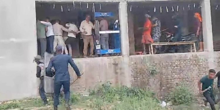 धनुषामा चोकको नाम राख्ने विषयमा झडप