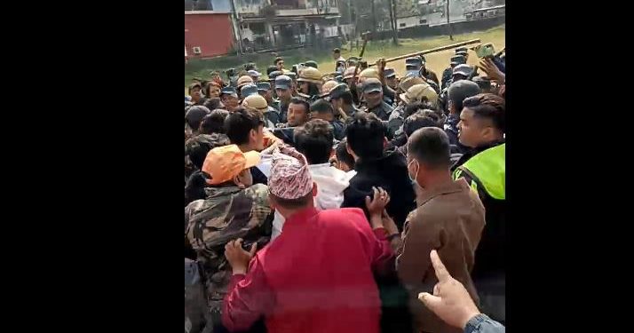 नगर प्रहरी र कोटिहोम आयोजकबीच झडप