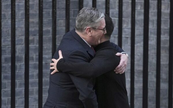 बेलायत पुगेका जेलेन्स्कीले गरे २.२६ अर्ब पाउण्डको सैन्य सहायतामा हस्ताक्षर