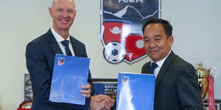 नेपाली पुरुष फुटबल टीमको मुख्य प्रशिक्षकमा म्याट रस नियुक्त