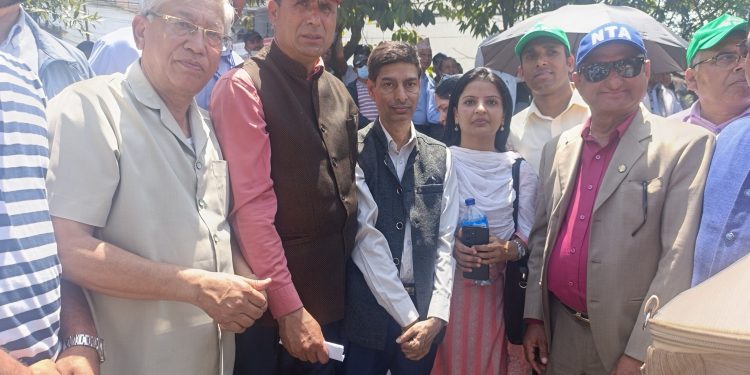 सिंहदरबारको गेटमै पुगरे फर्किए शिक्षक नेता